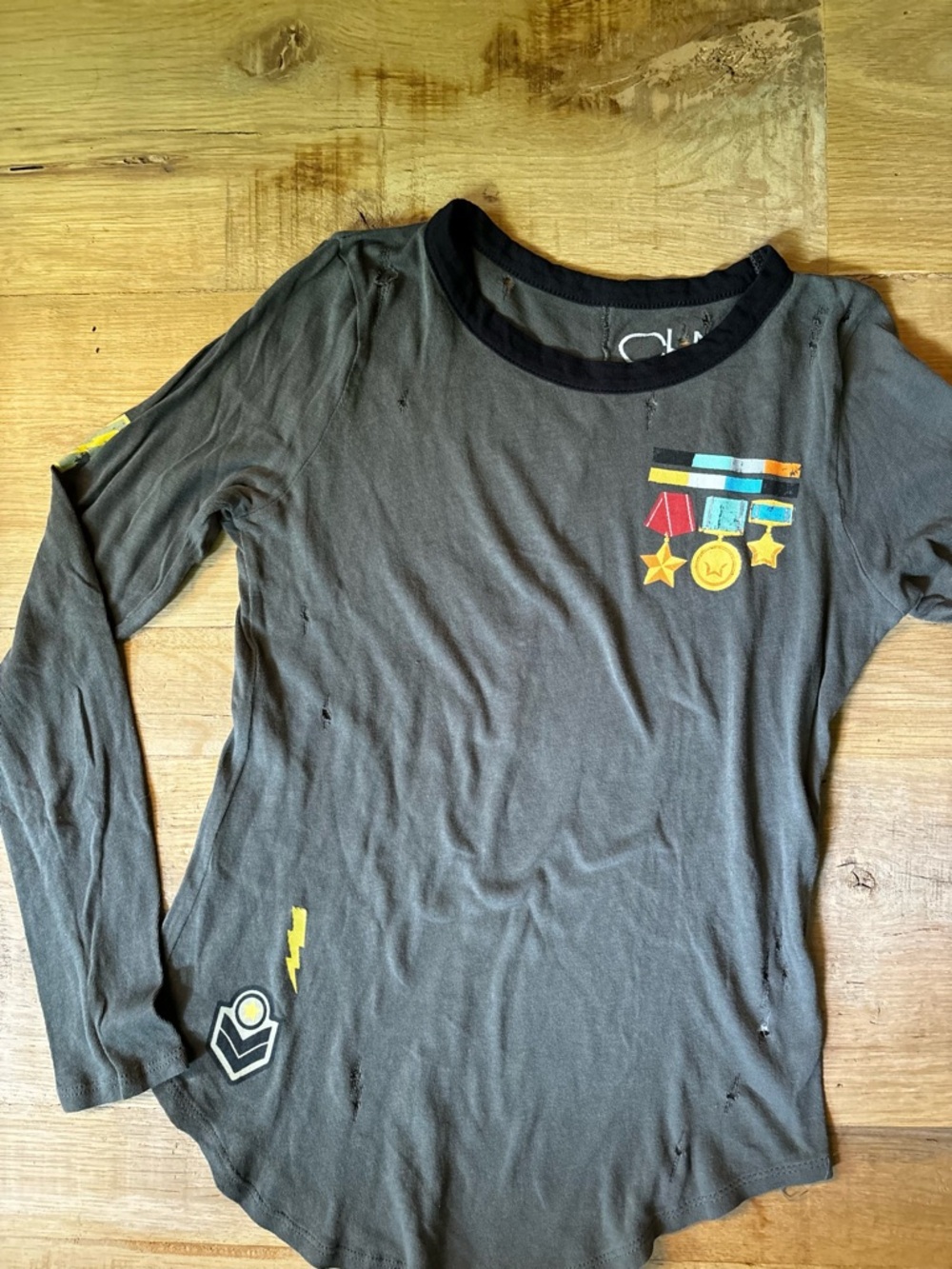 Chaser Distressed Graphic Long Sleeve Tee Small Gray Edgy Star Medal Print